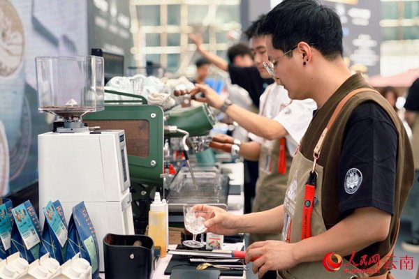 靠谱配 纳西东巴文化遇上咖啡艺术 拉花大师丽江竞技