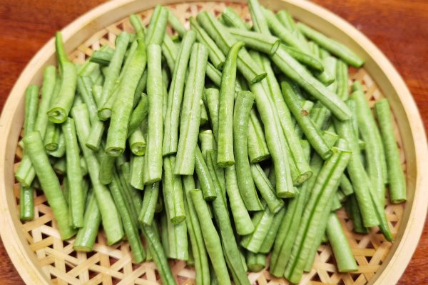 民银证券 炒豆角最忌焯水和直接下锅炒，教你正确做法，豆角脆嫩入味不发黄